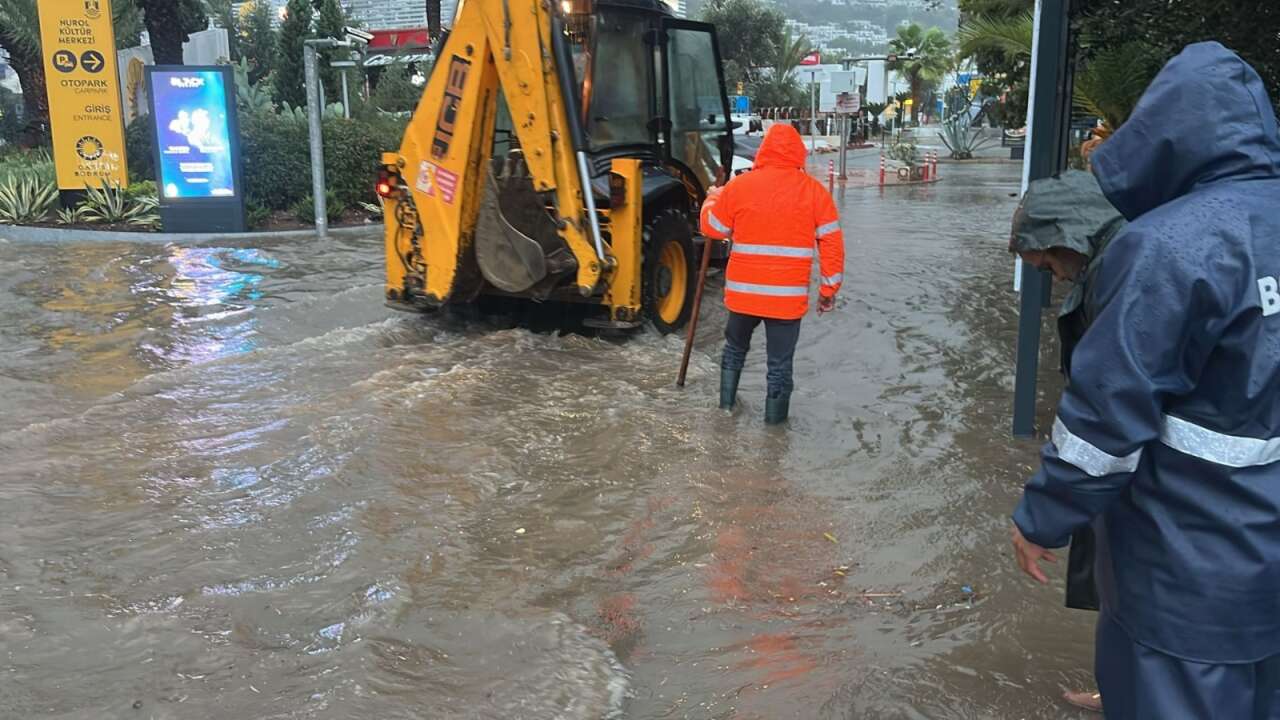 Bodrum’da Metrekareye 45 Kilogram Yağış Düştü: Başkan Mandalinci Çalışmaları Yerinde İnceledi 5